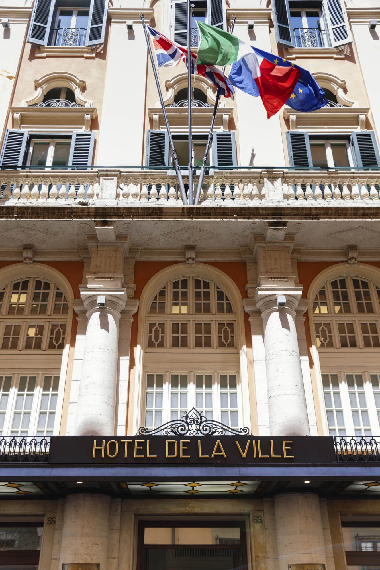 façade of hotel de la ville