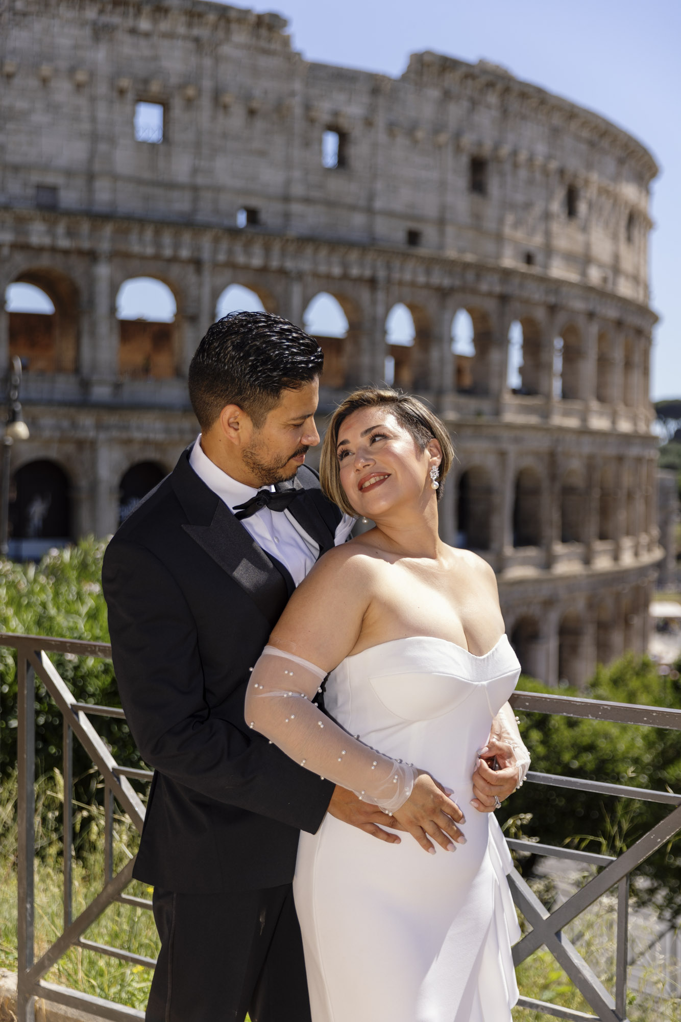 wedding couple in front of the colosseum